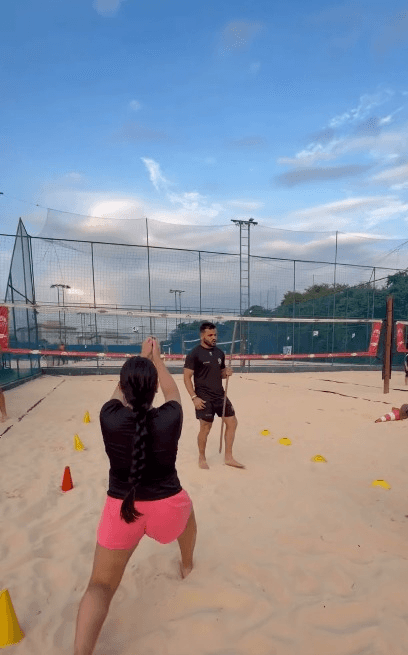 Participantes realizam uma aula funcional na quadra de areia da Arena Sul.